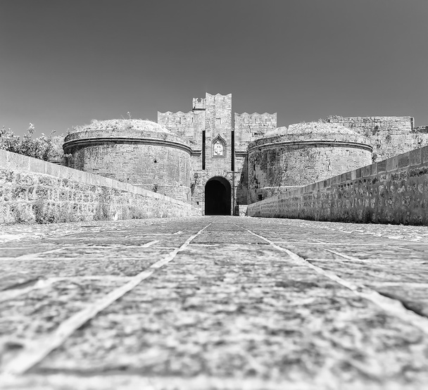 μαύρο και άσπρο γέφυρα και πύλη μεταξύ των δύο πύργους του κάστρου Ρόδος Δείτε από κάτω - Φωτογραφία, εικόνα