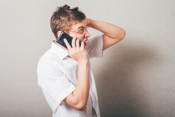  man  shouts into the phone - Foto, afbeelding