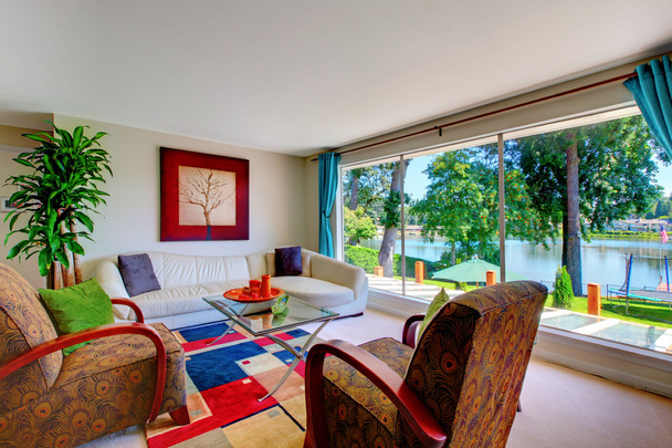 Класичний червоно-синій інтер'єр вітальні зі зручним меблевим гарнітуром і великим вікном
. - Фото, зображення