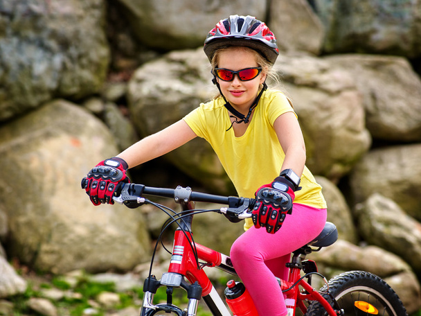 Bicicleta menina em passeios de parque em montanhas
. - Foto, Imagem
