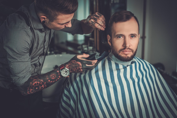 Hombre seguro visitando peluquero en la peluquería
. - Foto, Imagen