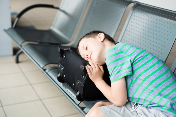 空港で寝て疲れた子供男の子 - 写真・画像
