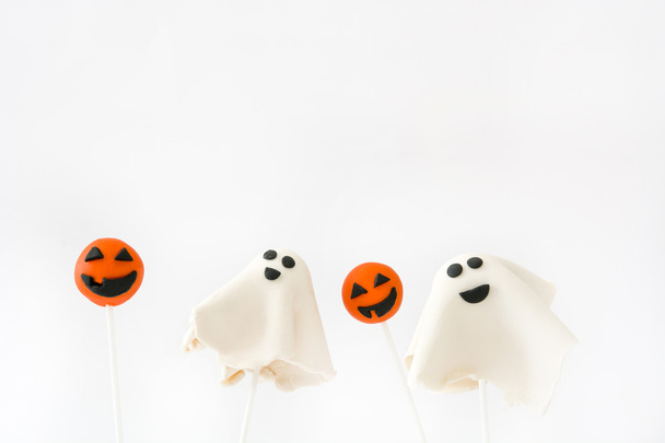 Halloween pasta beyaz arka plan üzerinde izole hayalet ve kabak şeklinde açılır - Fotoğraf, Görsel