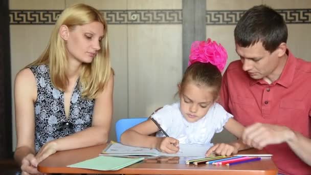 Anne kızı ebeveynleri ile dersler yapar duruşu düzeltir - Video, Çekim