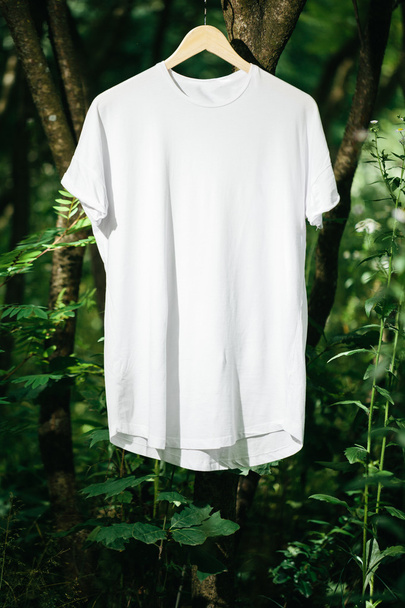 Blank white T-shirt mock up on the tree - Foto, afbeelding