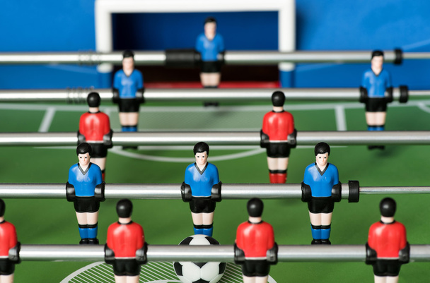テーブル サッカー ゲームで赤と青のプレイヤー - 写真・画像