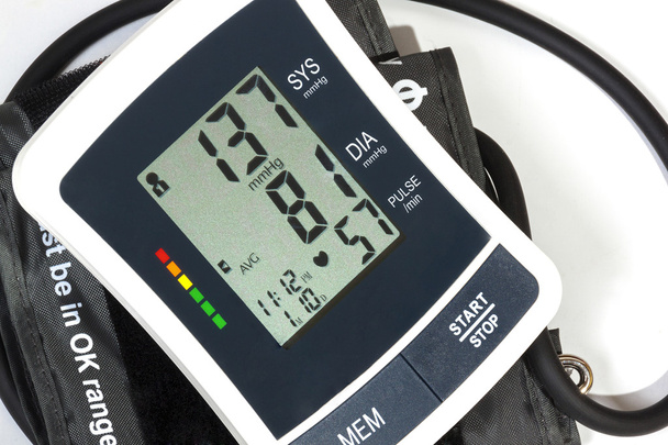 Close-up beeld van Blood Pressure Monitor manchet en pijp - Foto, afbeelding