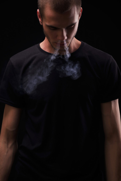 крупным планом портрет человека, курящего электронную сигарету
 - Фото, изображение