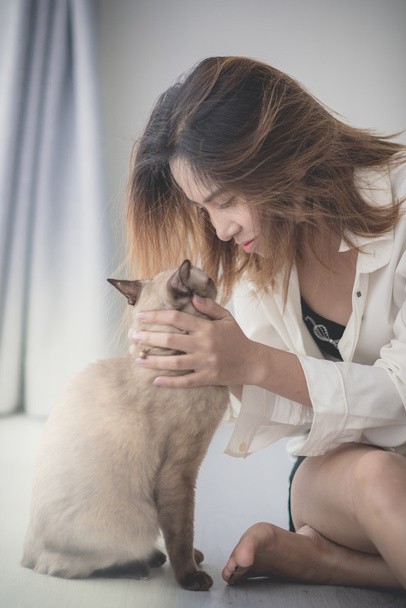Asian woman with her cat on the floor at home - Photo, Image