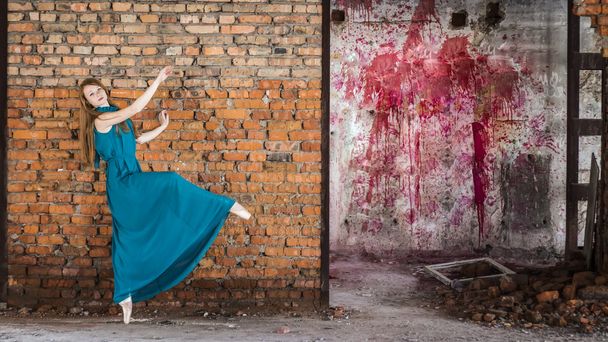 Tancerz na pointe w Szyfonowa sukienka na tle muru zniszczonego budynku. Rudowłosa cienkie szczupła dziewczyna - Zdjęcie, obraz