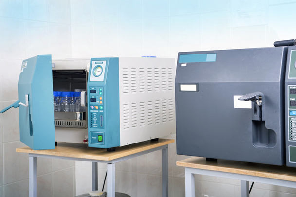 Moderna sterilizzatrice autoclave da laboratorio
 - Foto, immagini