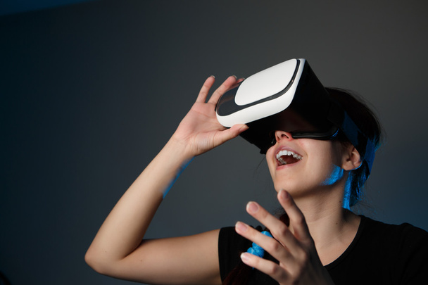 Woman using the virtual reality headset - Foto, afbeelding