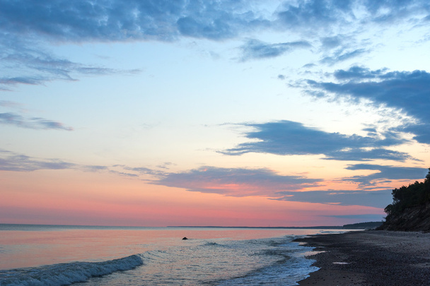 Solstizio d'estate mattina vicino al mare baltico
. - Foto, immagini