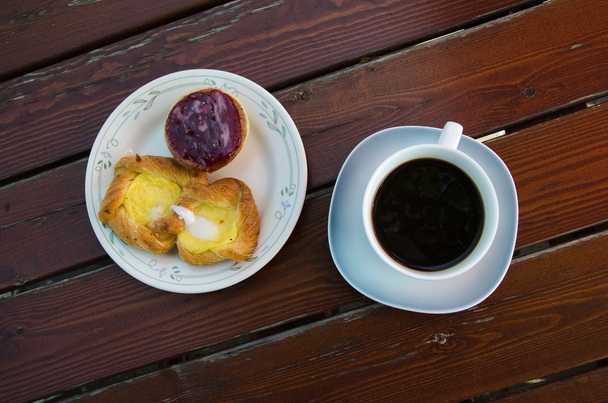 Café y pastelería en una mesa rústica
 - Foto, imagen