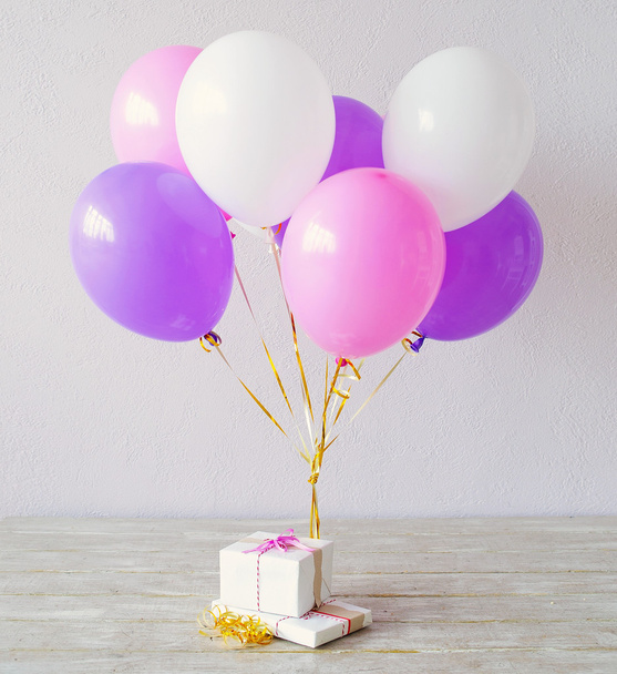 Present boxes and multicolored balloons - Foto, Bild