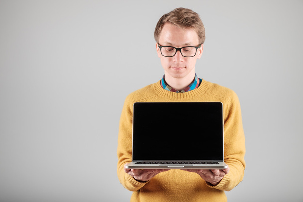 Man presenting something on blank laptop screen - Фото, зображення