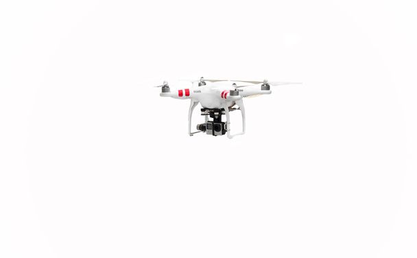 Fliegende Drohne isoliert auf weißem Hintergrund - Foto, Bild