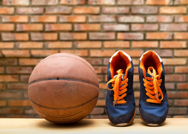 Пара спортивного взуття та баскетбольного м'яча
  - Фото, зображення