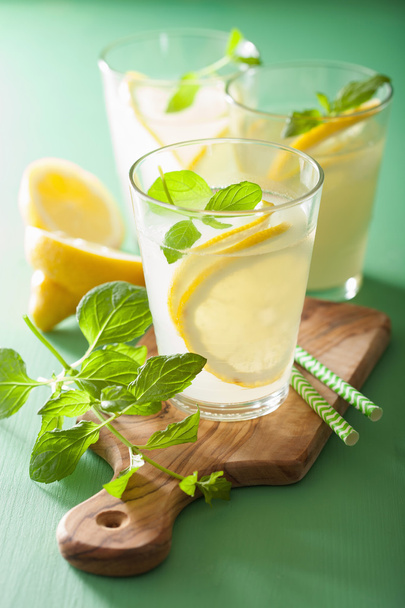 bevanda di limonata fresca con menta in bicchieri
 - Foto, immagini