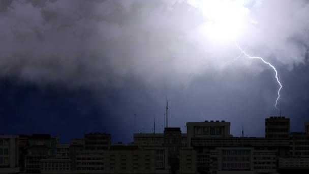 Βαριά καταιγίδα σύννεφα πάνω στις στέγες της πόλης, σοβαρή ηλεκτρικής καταιγίδας με ήχο. Ακραία καιρικά φαινόμενα συναγερμού και προειδοποίησης ανεμοστρόβιλος. Απολιθωμένο ανθρώπους που περιμένουν σε σπίτια μέχρι τη φυσική καταστροφή που έχει τελειώσει - Πλάνα, βίντεο
