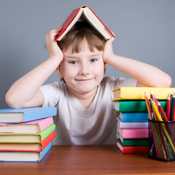 Junge mit einem Buch auf dem Kopf - Foto, Bild