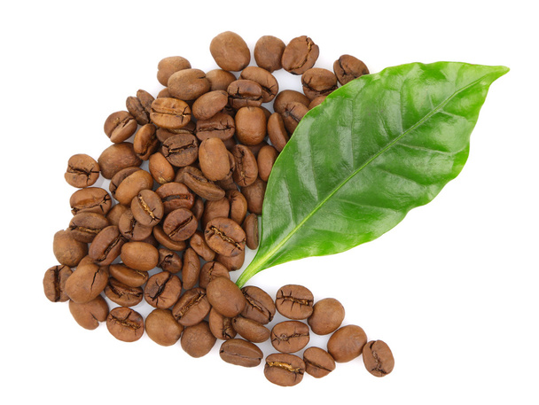 koffiebonen en groene bladeren - Foto, afbeelding