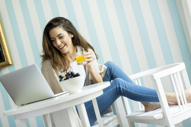 Young woman with laptop - Foto, Imagen