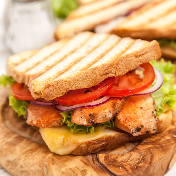 Gegrilde kip sandwich - Foto, afbeelding