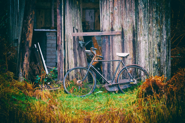 fiets op een geruïneerde shack - Foto, afbeelding