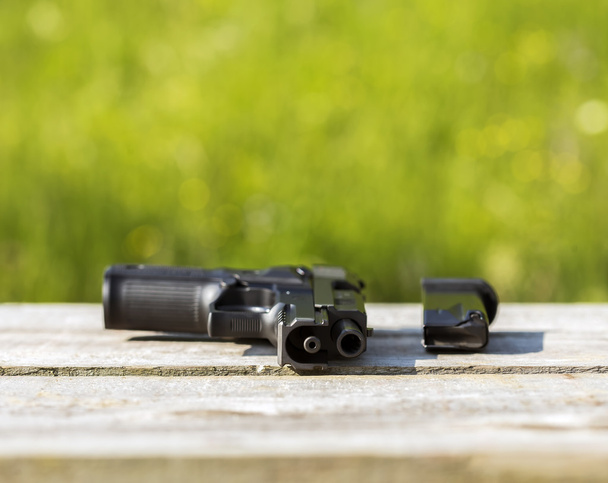 Pistola con un clip
 - Foto, Imagen