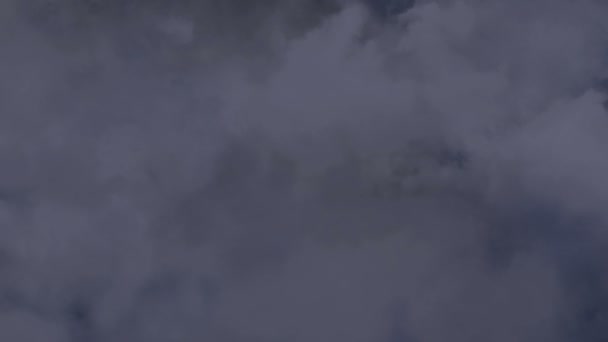 Aeronaves voando no céu através de nuvens escuras de tempestade, ponto de vista do piloto. Relatório meteorológico da aviação, furacão grave ou tornado a aproximar-se da área. Situação de monitorização dos serviços meteorológicos
 - Filmagem, Vídeo