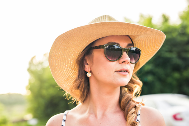 kobieta w wielkim Słomkowy kapelusz, cieszył się z letnim słońcem - Zdjęcie, obraz