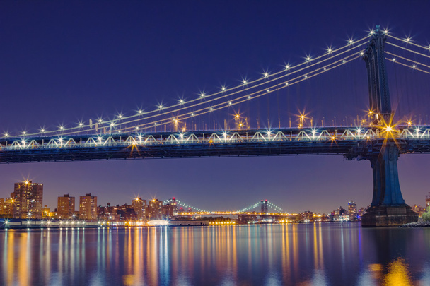 Amazing shot of the Manhattan Bridge at night - Photo, Image