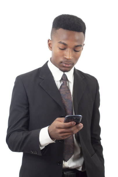 Mensajes de texto de hombre de negocios en el teléfono celular, fondo blanco, traje y corbata
 - Foto, Imagen