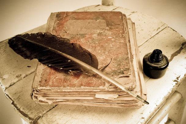 Стара книга, квілль і чорне чорнило
 - Фото, зображення