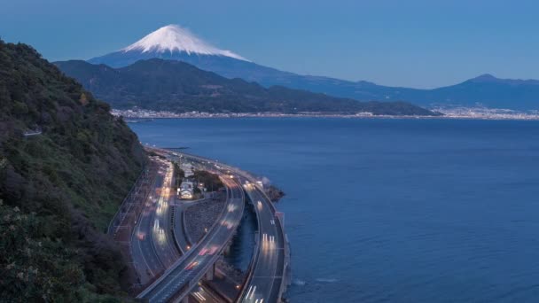 Mt. Fuji та трафіку водіння на Томі швидкісній автомагістралі - Кадри, відео