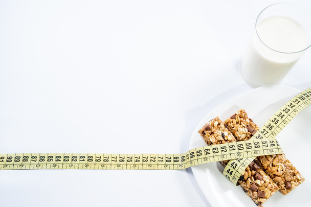 牛乳や穀物バーの健康的な朝食 - 写真・画像