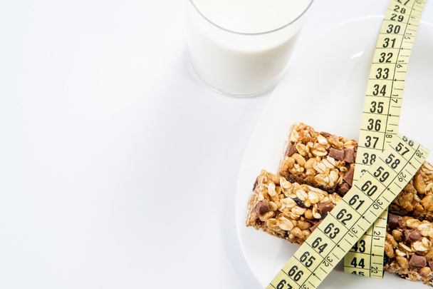 牛乳や穀物バーの健康的な朝食 - 写真・画像