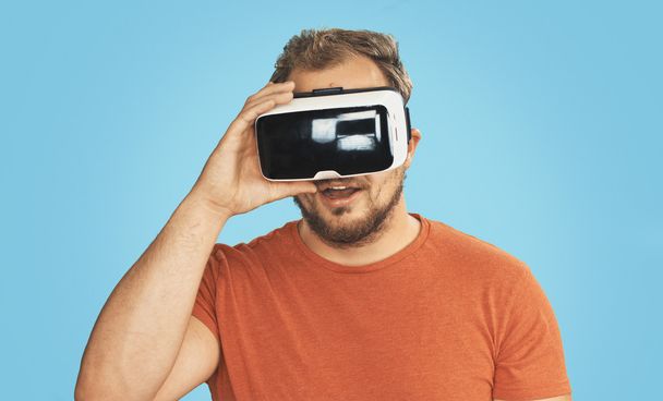 Young man wearing virtual reality goggles. - Foto, Bild
