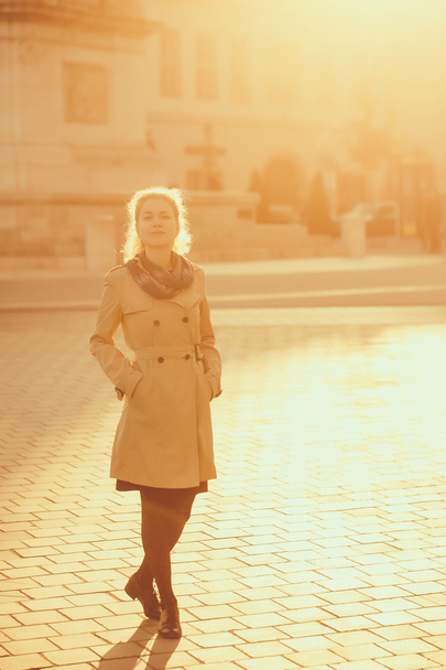 Стильна молода жінка на сонячному світлі
 - Фото, зображення