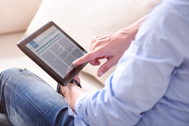 Man reading news on tablet - Foto, Bild