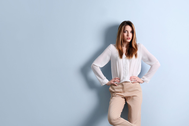 woman in a white shirt and beige pants - Foto, Bild