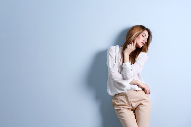 woman in a white shirt and beige pants - Foto, Imagem