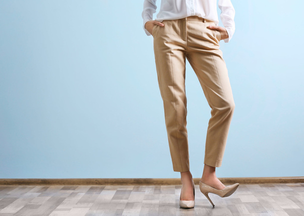woman in a white shirt and beige pants - Foto, immagini