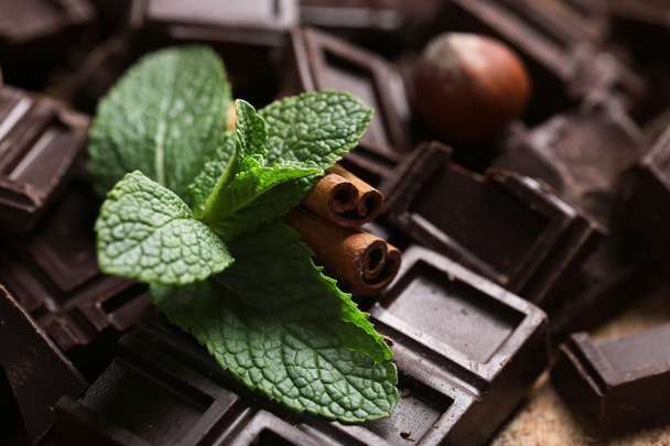 Pedaços de chocolate com folhas de menta
 - Foto, Imagem