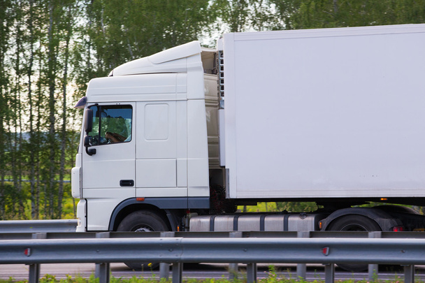 camión transporta carga
 - Foto, Imagen