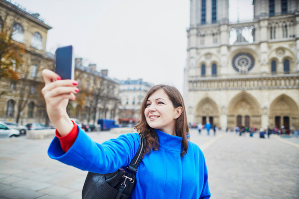 Beautiful young tourist in Paris, making funny selfie - Foto, afbeelding