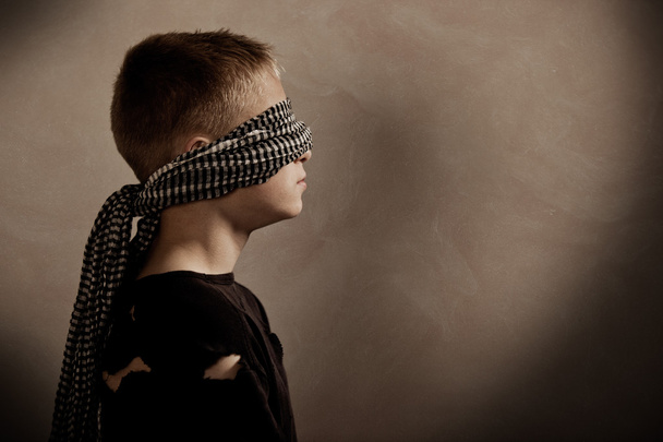 Ciddi çocuk önünde kopya alanı ile blindfolded - Fotoğraf, Görsel