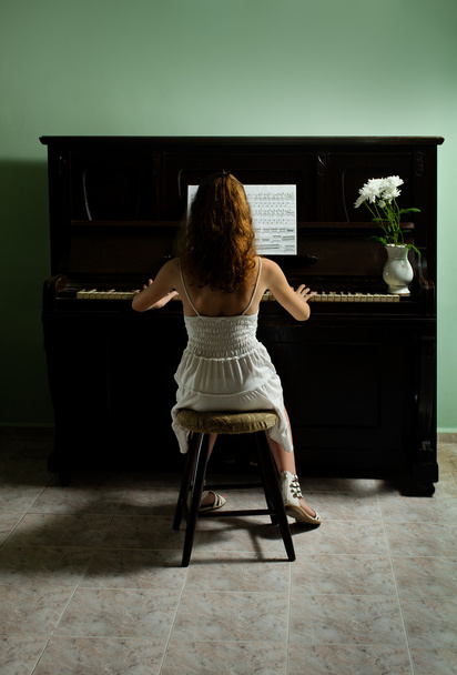 Chica joven y piano en casa
 - Foto, imagen