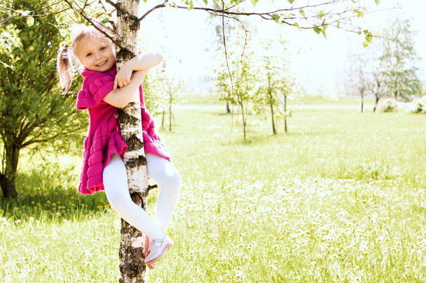 Girl on the tree - Фото, зображення
